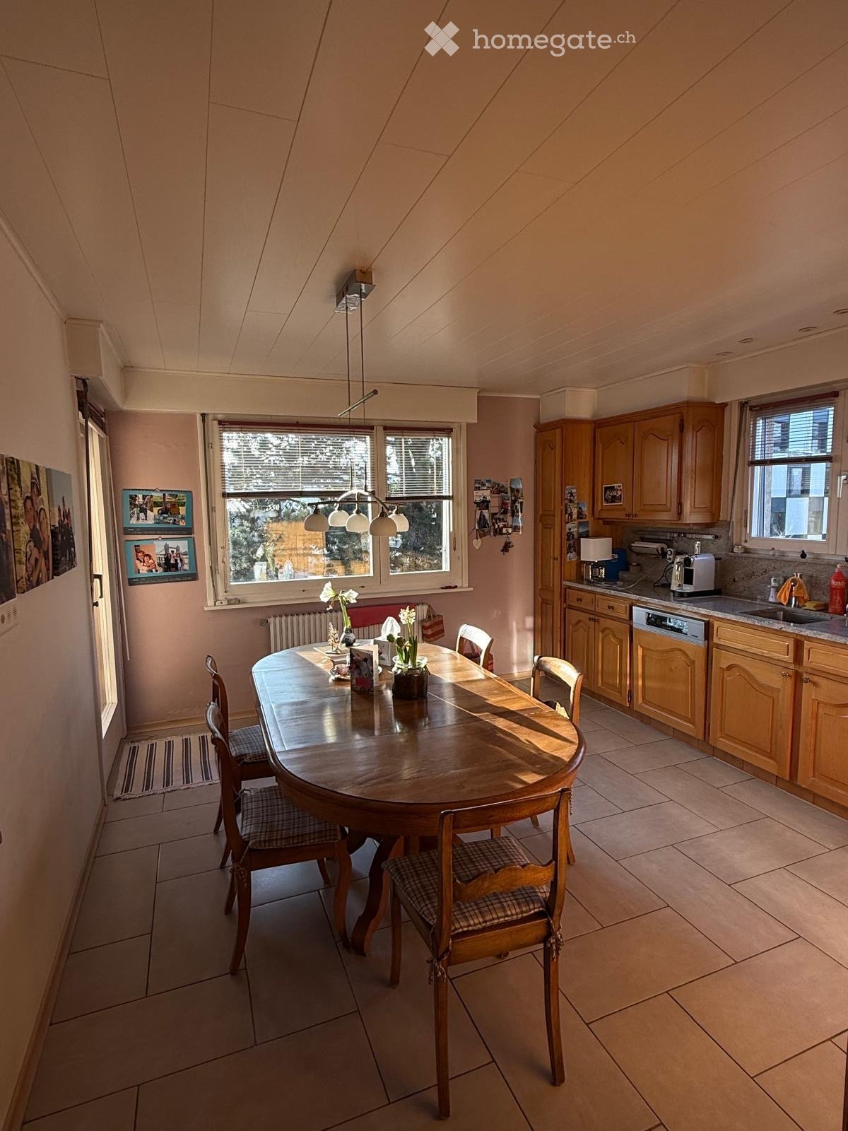 5 ½ rooms single house
Semi-detached house attached to a former carpentry workshop.
First floor (130m2)
\-------------------------
3 bedrooms
1 large living/dining room
1 eat-in kitchen
1 bathroom, 1 shower, 1 separate WC
1 large terrace (73m2)
Ground floor
\-------------------
1 office (13.6 m2)