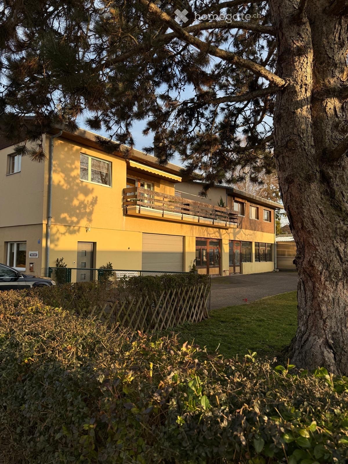 5 ½ rooms single house
Semi-detached house attached to a former carpentry workshop.
First floor (130m2)
\-------------------------
3 bedrooms
1 large living/dining room
1 eat-in kitchen
1 bathroom, 1 shower, 1 separate WC
1 large terrace (73m2)
Ground floor
\-------------------
1 office (13.6 m2)