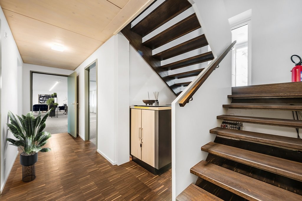310m² office