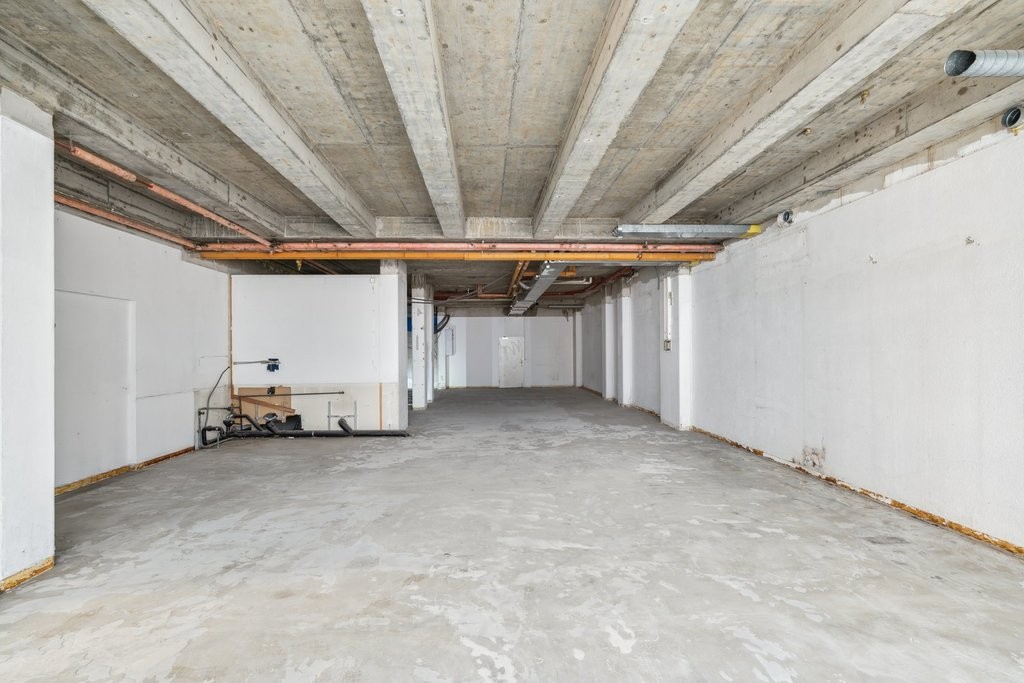 146m² shop
