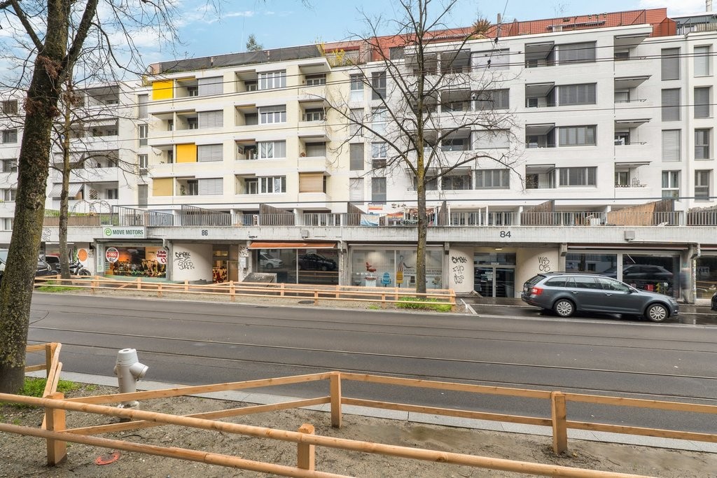 146m² shop