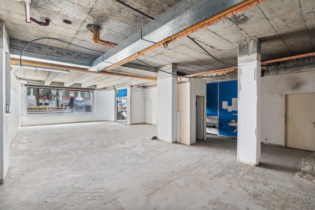 146m² shop