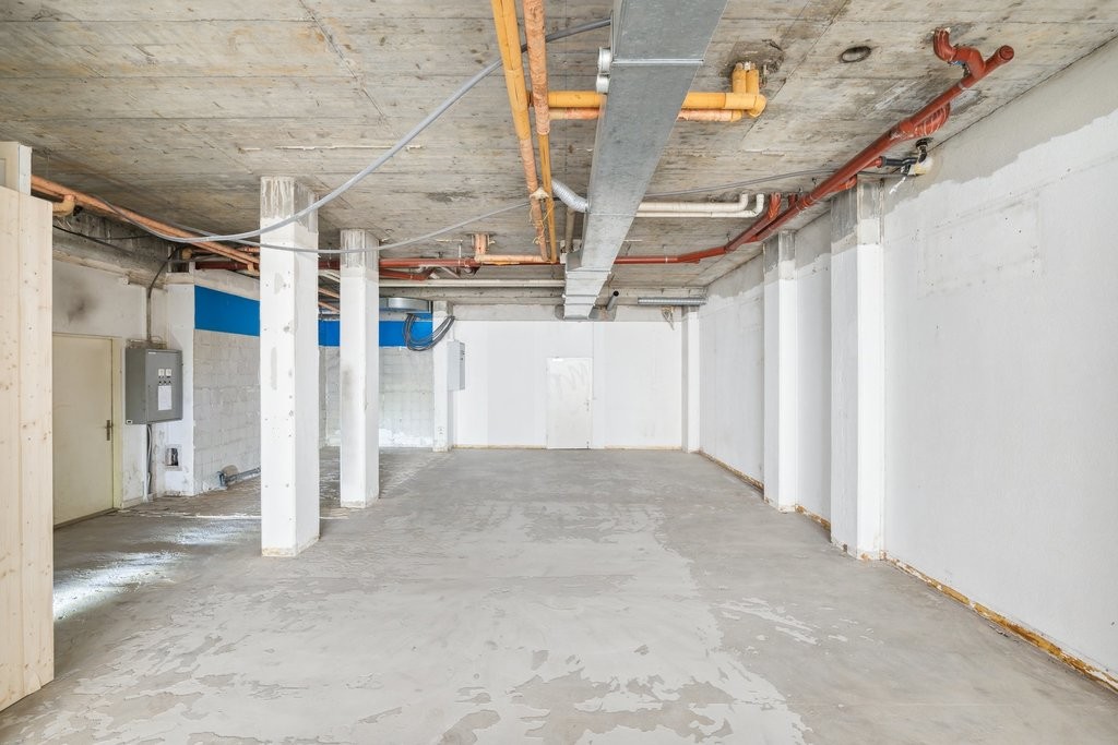 146m² shop