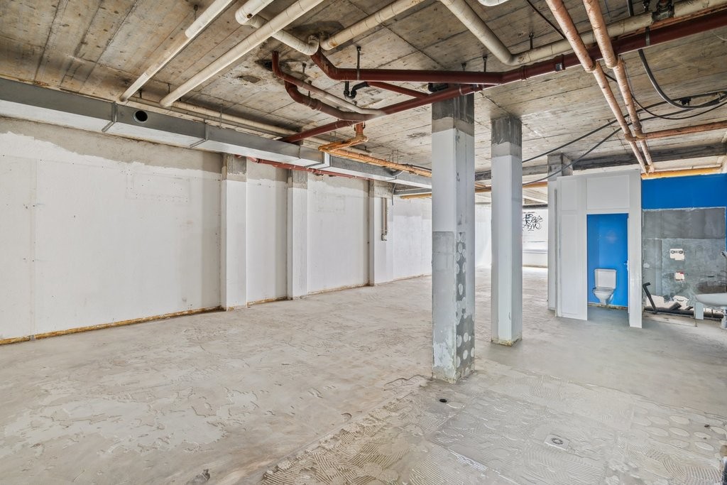 146m² shop