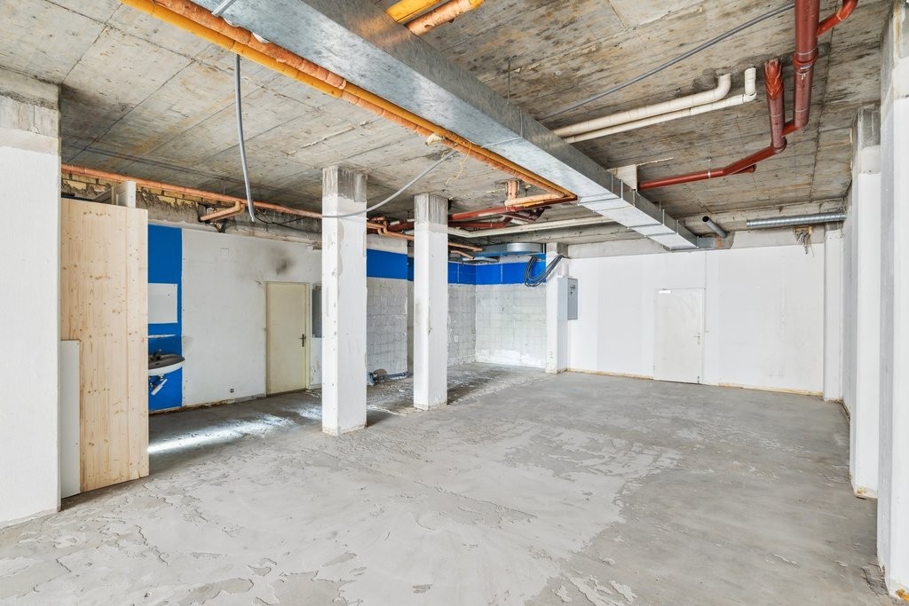 146m² shop