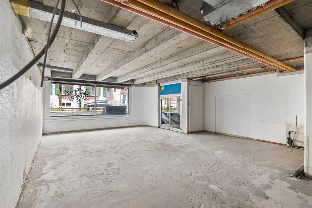 146m² shop