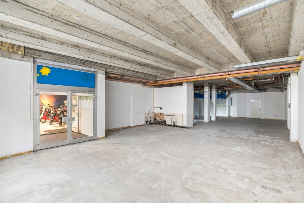 146m² shop