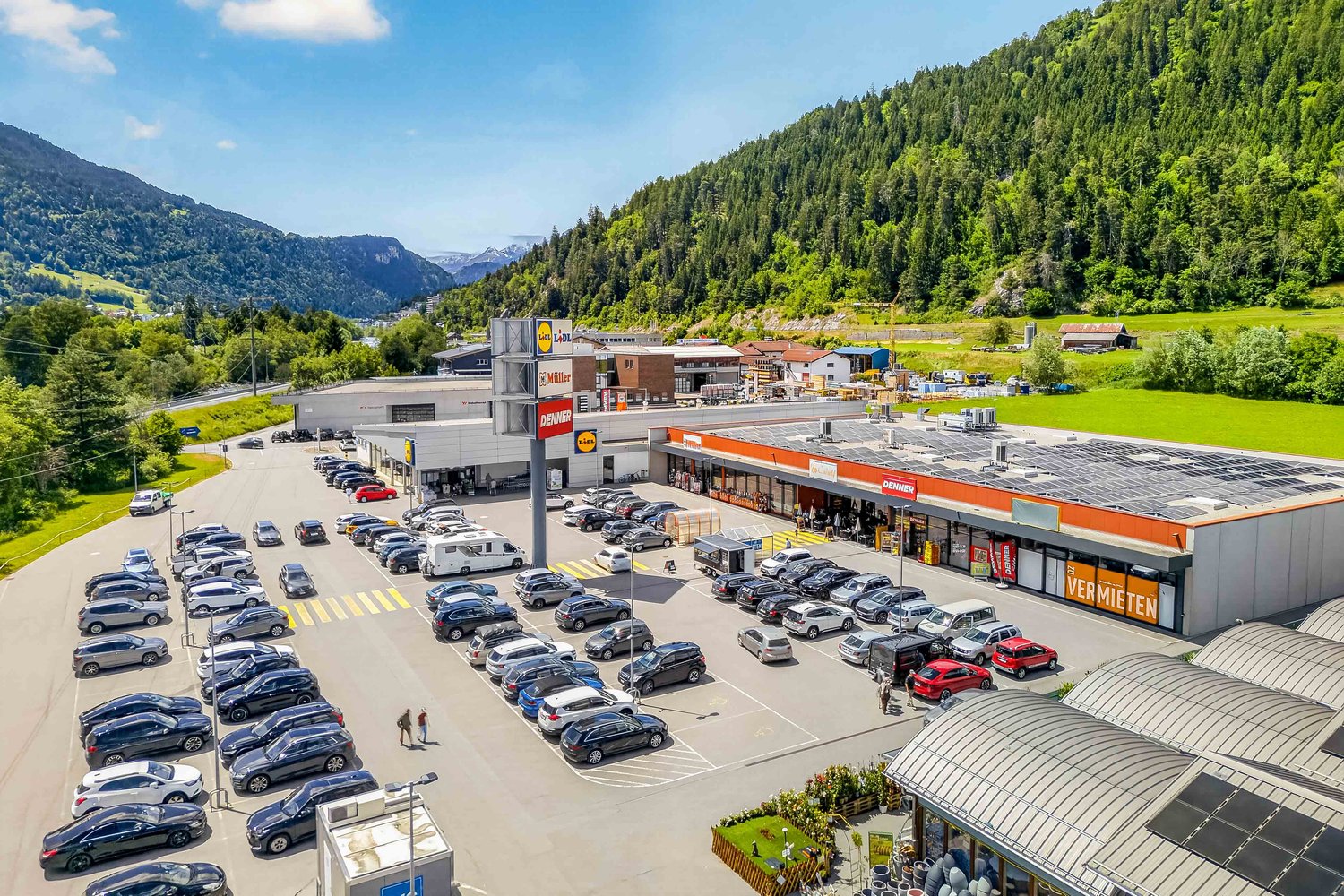 192m² shop