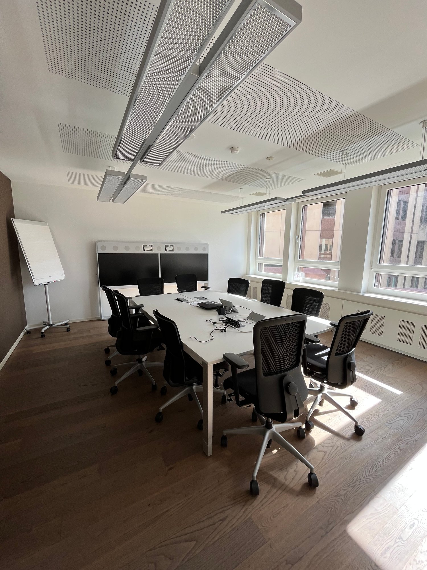 800m² office
