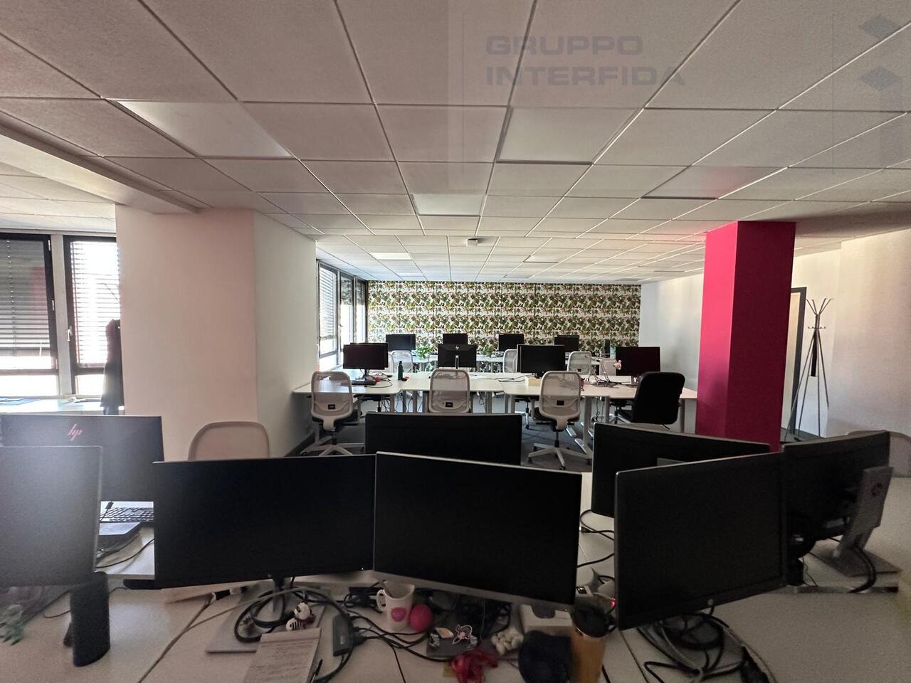 950m² office
