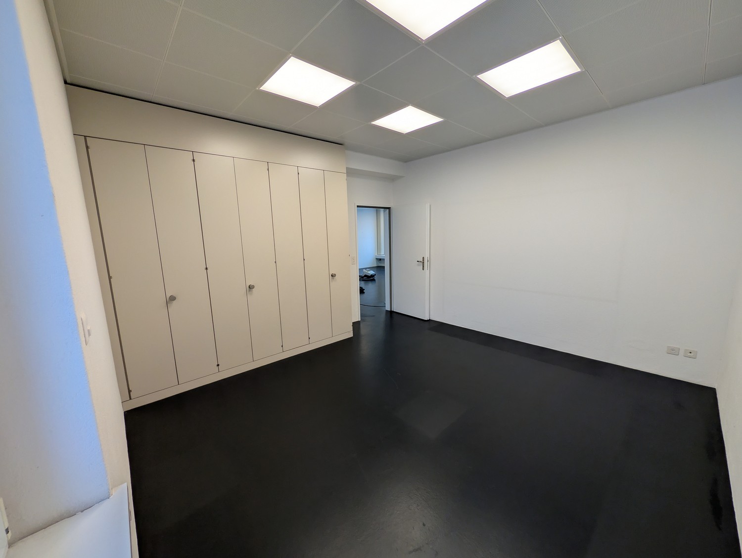 122m² office