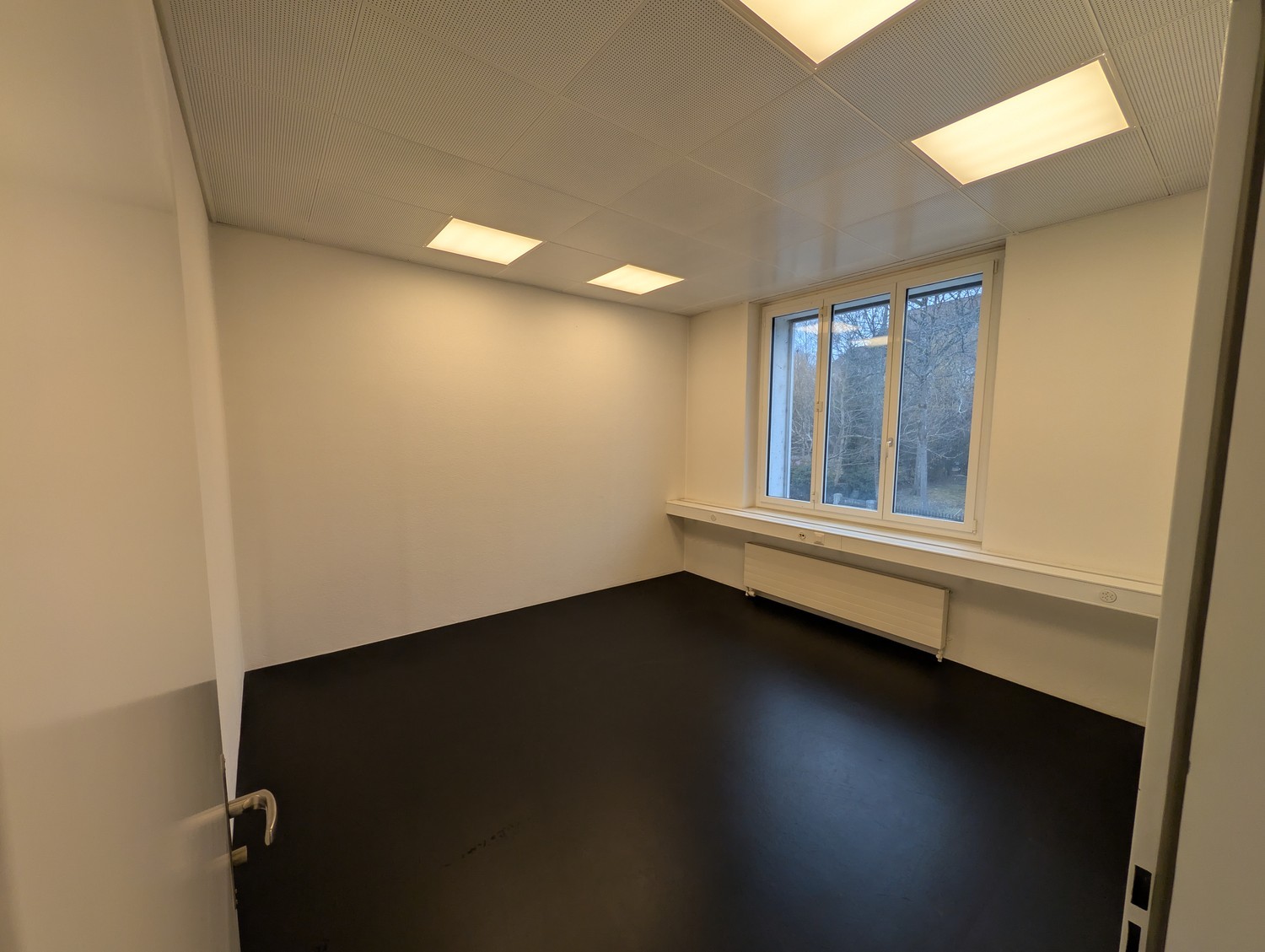 122m² office