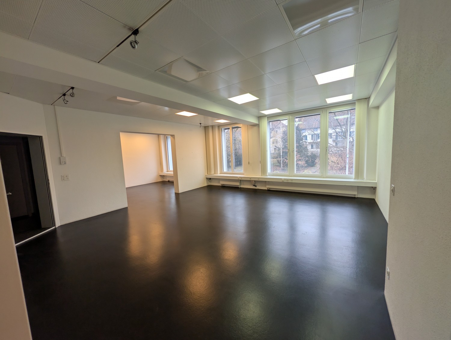 122m² office