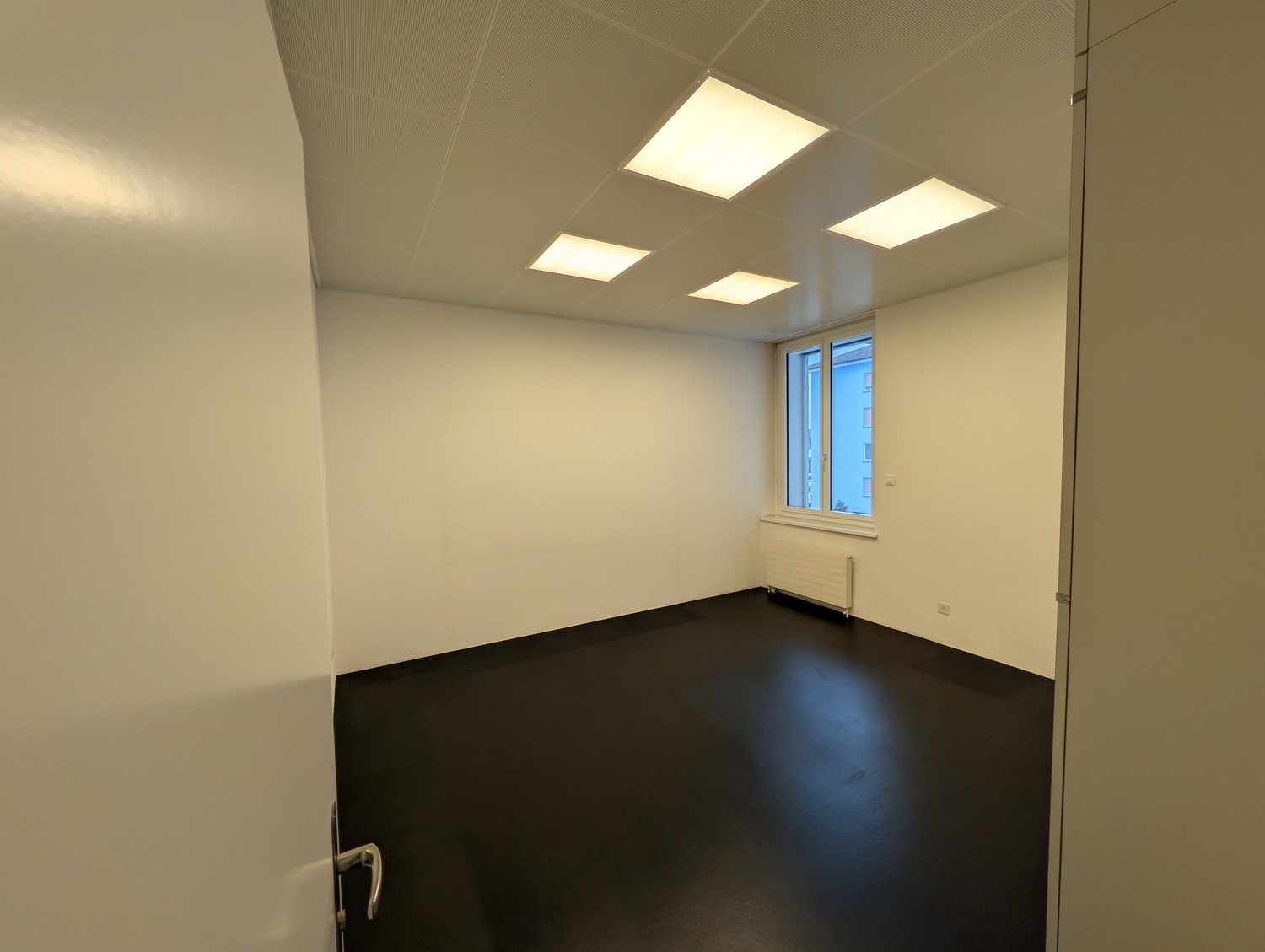 122m² office