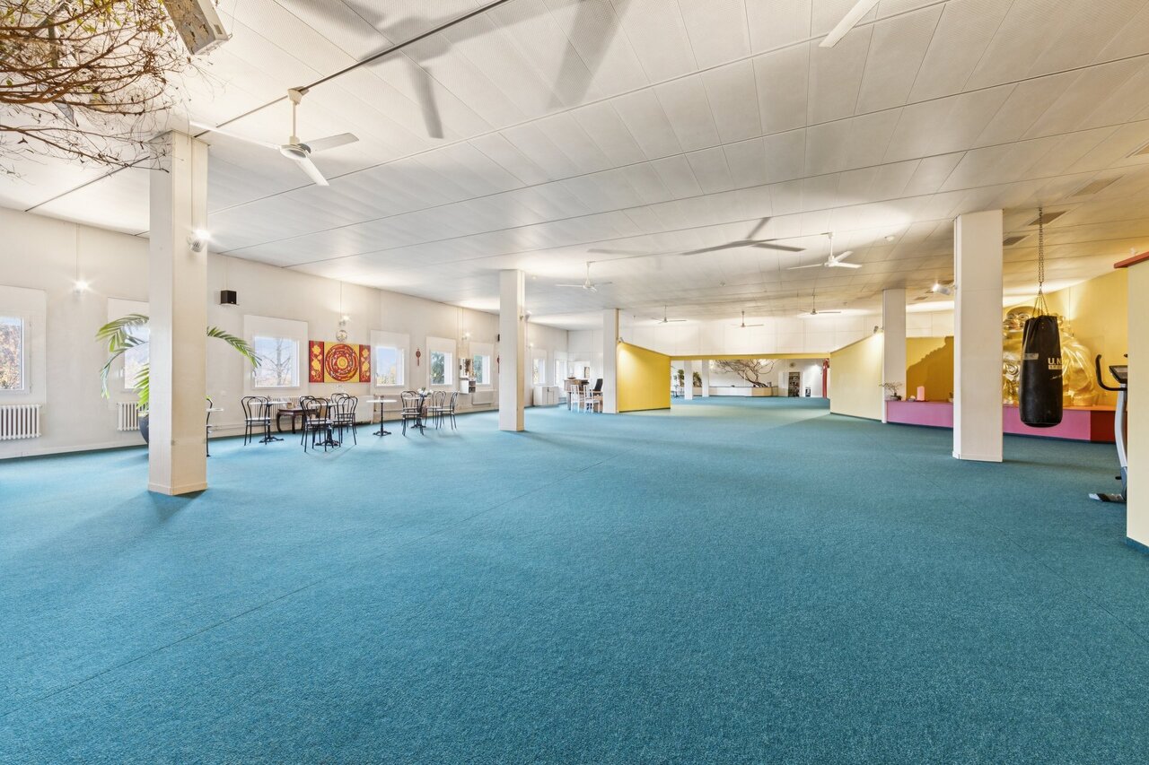 562m² commercial