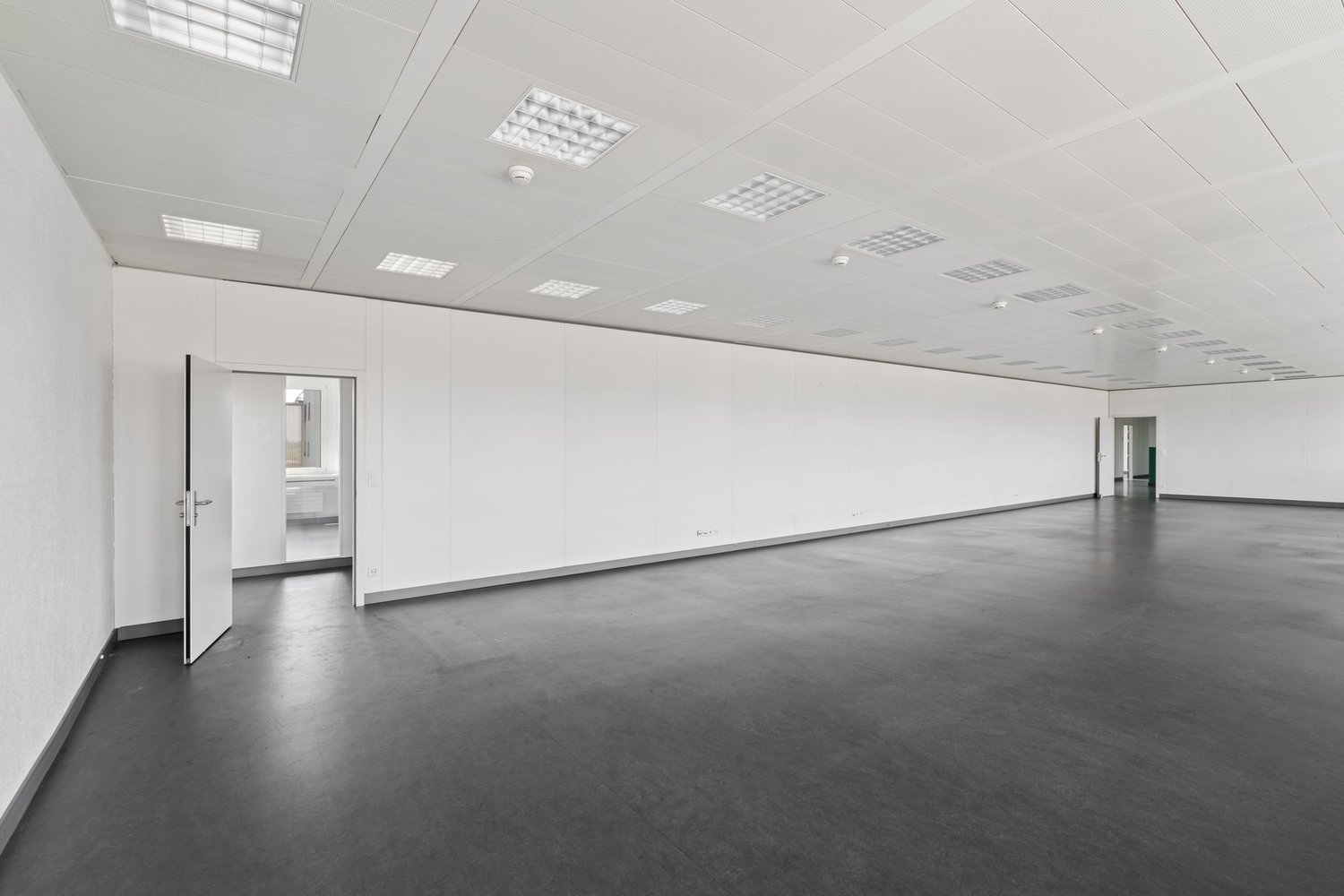 300m² office