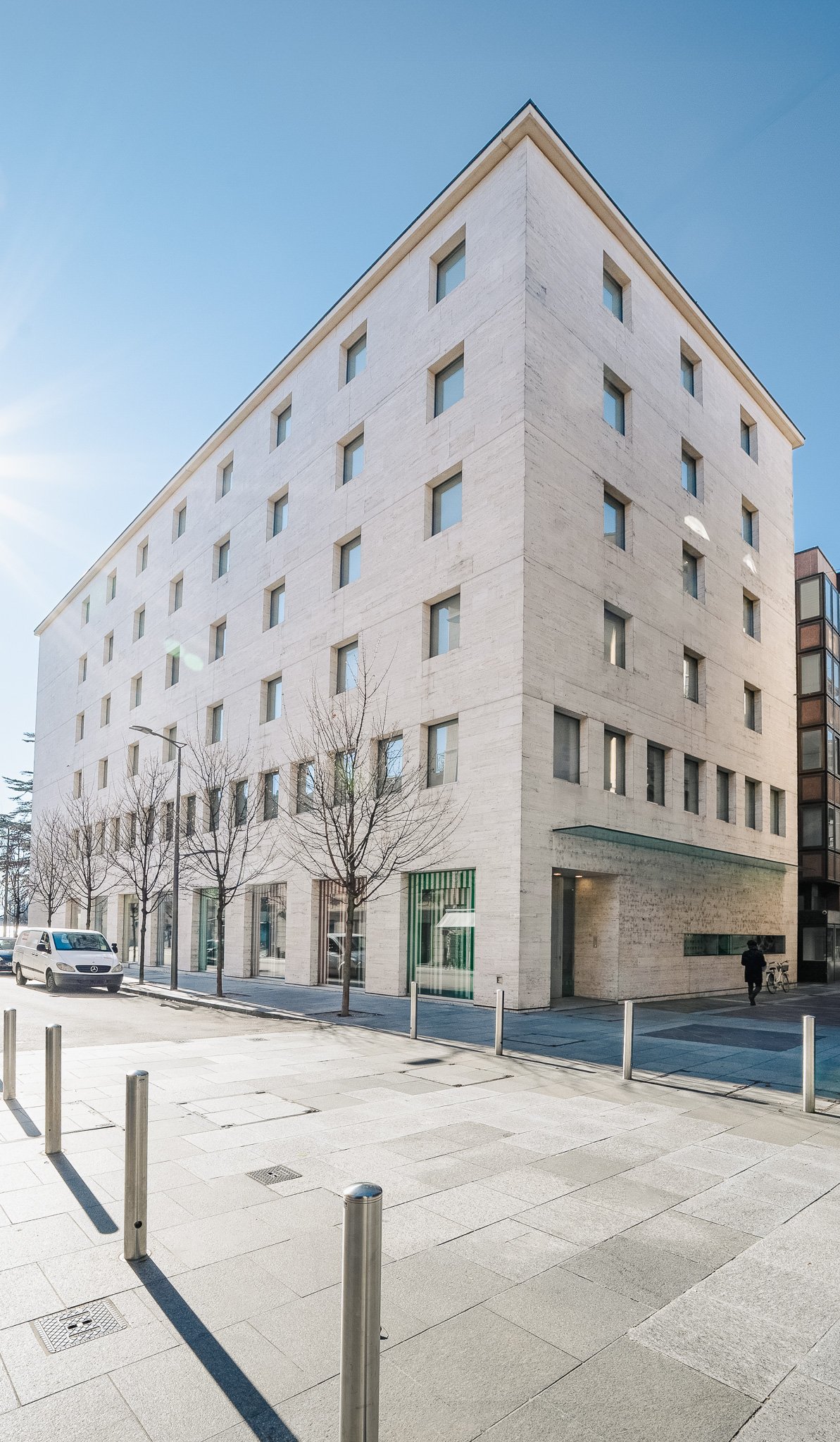 77m² shop