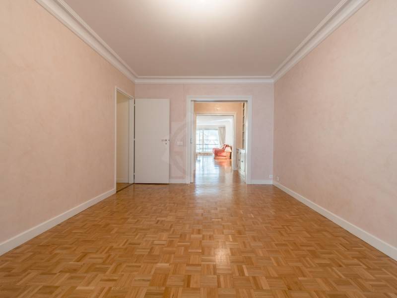 8 rooms apartment