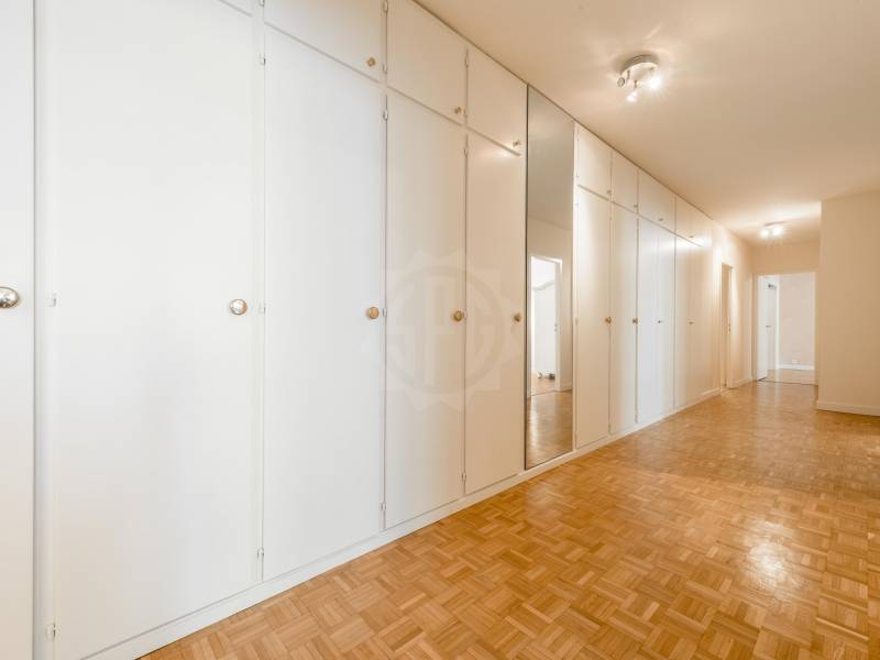 8 rooms apartment