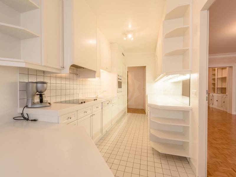 8 rooms apartment