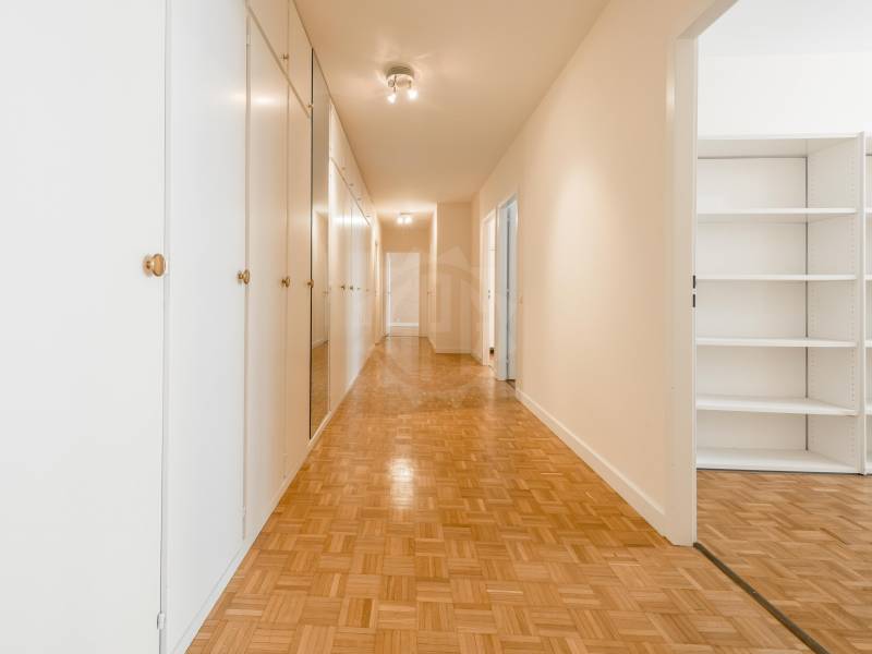8 rooms apartment