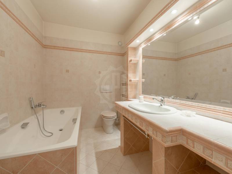 8 rooms apartment