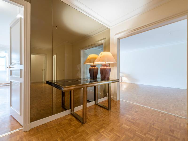 8 rooms apartment