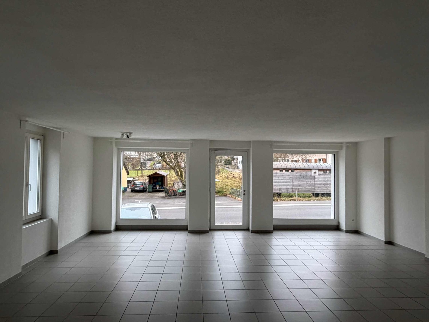 80m² commercial
