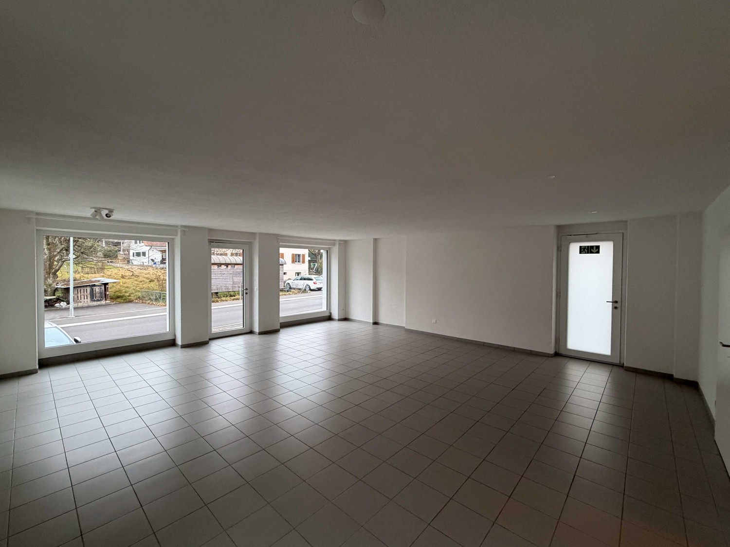 80m² commercial