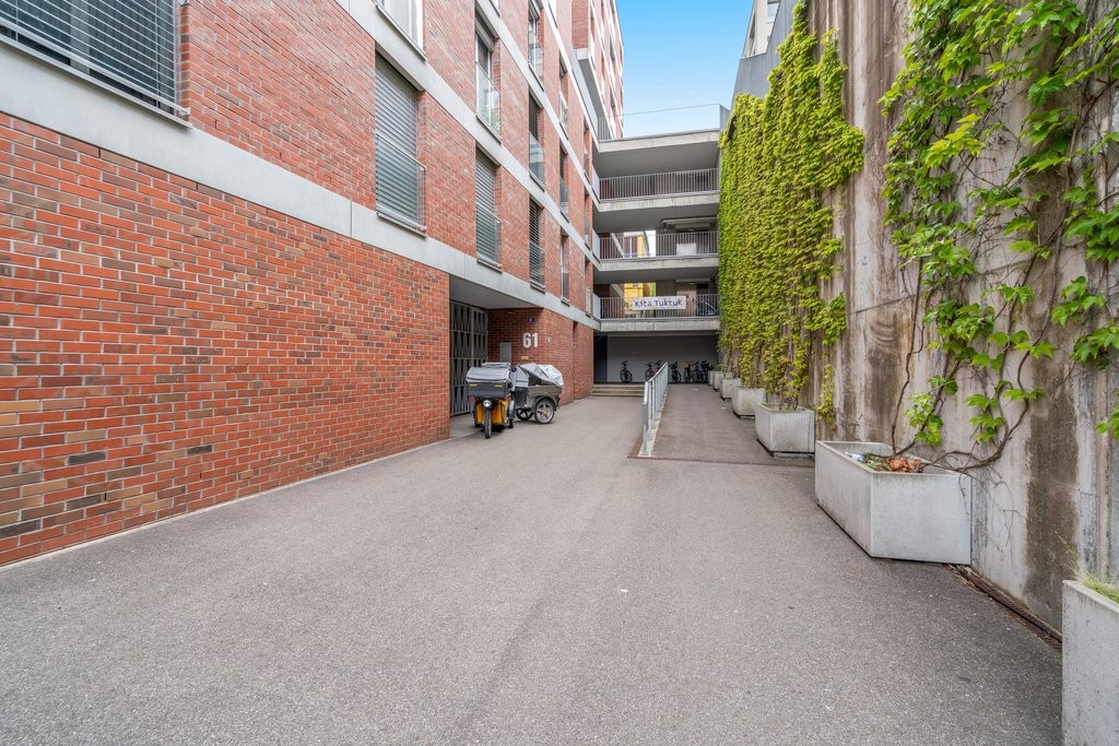 180m² commercial