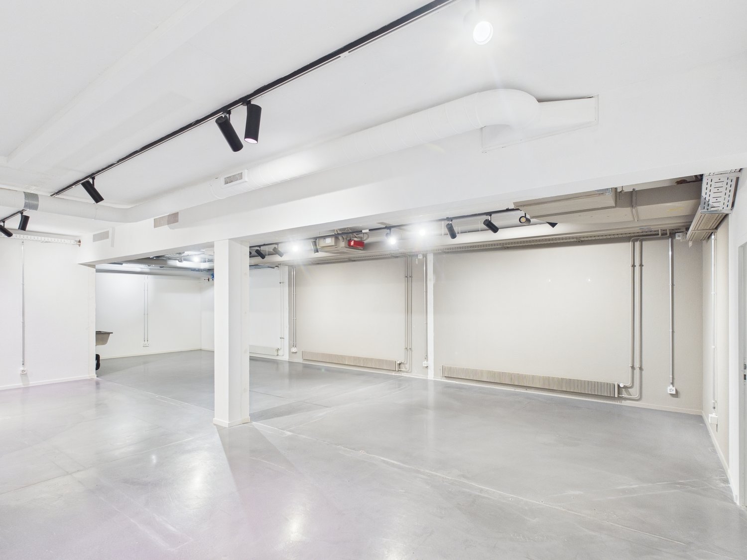 187m² shop