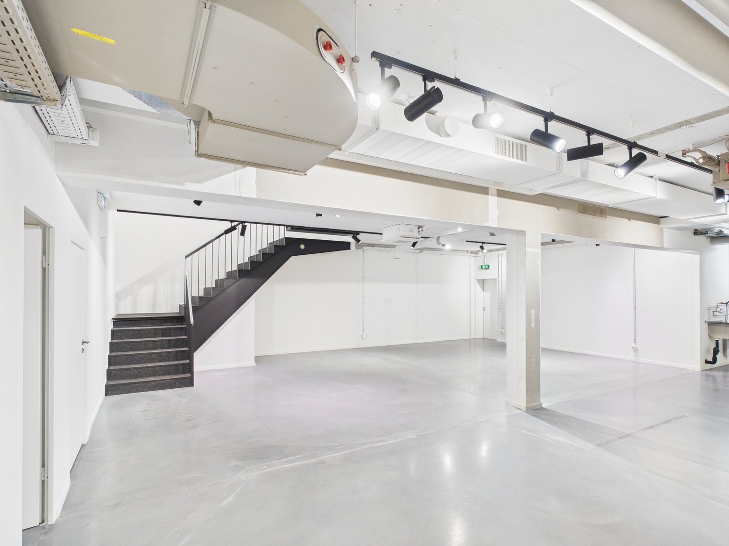 187m² shop