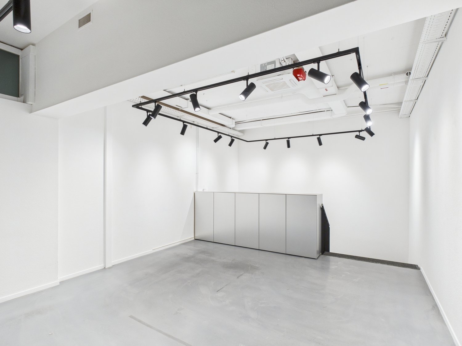 187m² shop
