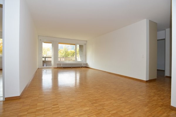 Appartement de 4 ½ pièces

Cet appartement spacieux et baigné de lumière séduit par une vue de rêve depuis toutes les pièces. Vous profitez également des avantages suivants :

\- Beau parquet dans le salon
\- Cuisine ouverte avec GK et GS
\- Salle de bain lumineuse avec baignoire
\- WC invités sépar