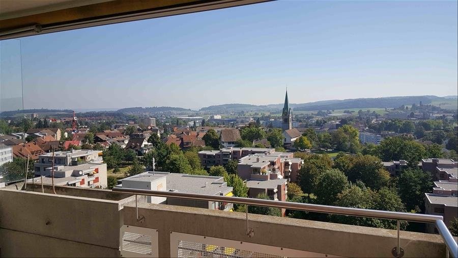 Appartement de 4 ½ pièces

Cet appartement spacieux et baigné de lumière séduit par une vue de rêve depuis toutes les pièces. Vous profitez également des avantages suivants :

\- Beau parquet dans le salon
\- Cuisine ouverte avec GK et GS
\- Salle de bain lumineuse avec baignoire
\- WC invités sépar