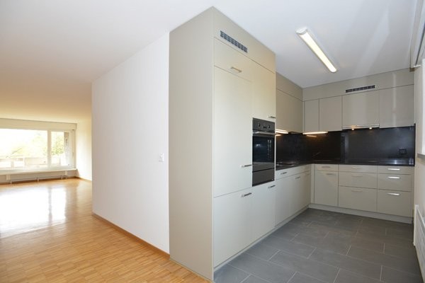Appartement de 4 ½ pièces

Cet appartement spacieux et baigné de lumière séduit par une vue de rêve depuis toutes les pièces. Vous profitez également des avantages suivants :

\- Beau parquet dans le salon
\- Cuisine ouverte avec GK et GS
\- Salle de bain lumineuse avec baignoire
\- WC invités sépar