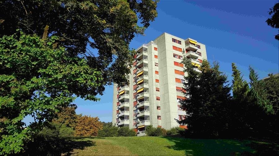 Appartement de 4 ½ pièces

Cet appartement spacieux et baigné de lumière séduit par une vue de rêve depuis toutes les pièces. Vous profitez également des avantages suivants :

\- Beau parquet dans le salon
\- Cuisine ouverte avec GK et GS
\- Salle de bain lumineuse avec baignoire
\- WC invités sépar