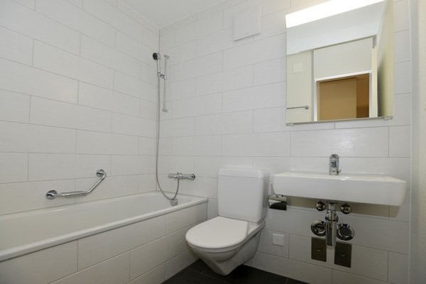 Appartement de 4 ½ pièces

Cet appartement spacieux et baigné de lumière séduit par une vue de rêve depuis toutes les pièces. Vous profitez également des avantages suivants :

\- Beau parquet dans le salon
\- Cuisine ouverte avec GK et GS
\- Salle de bain lumineuse avec baignoire
\- WC invités sépar