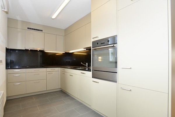 Appartement de 4 ½ pièces

Cet appartement spacieux et baigné de lumière séduit par une vue de rêve depuis toutes les pièces. Vous profitez également des avantages suivants :

\- Beau parquet dans le salon
\- Cuisine ouverte avec GK et GS
\- Salle de bain lumineuse avec baignoire
\- WC invités sépar