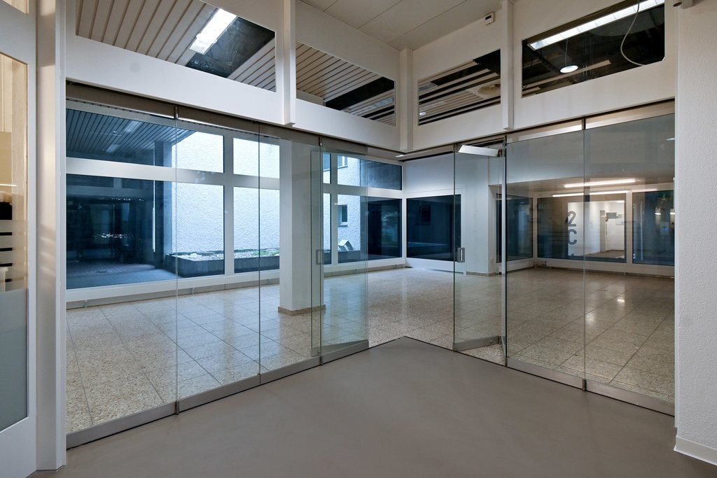 62m² shop