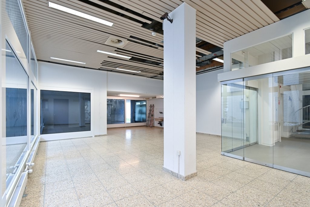 62m² shop