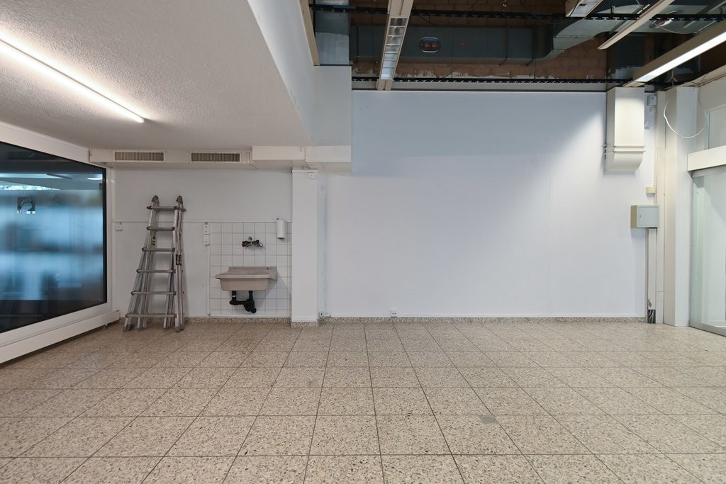62m² shop