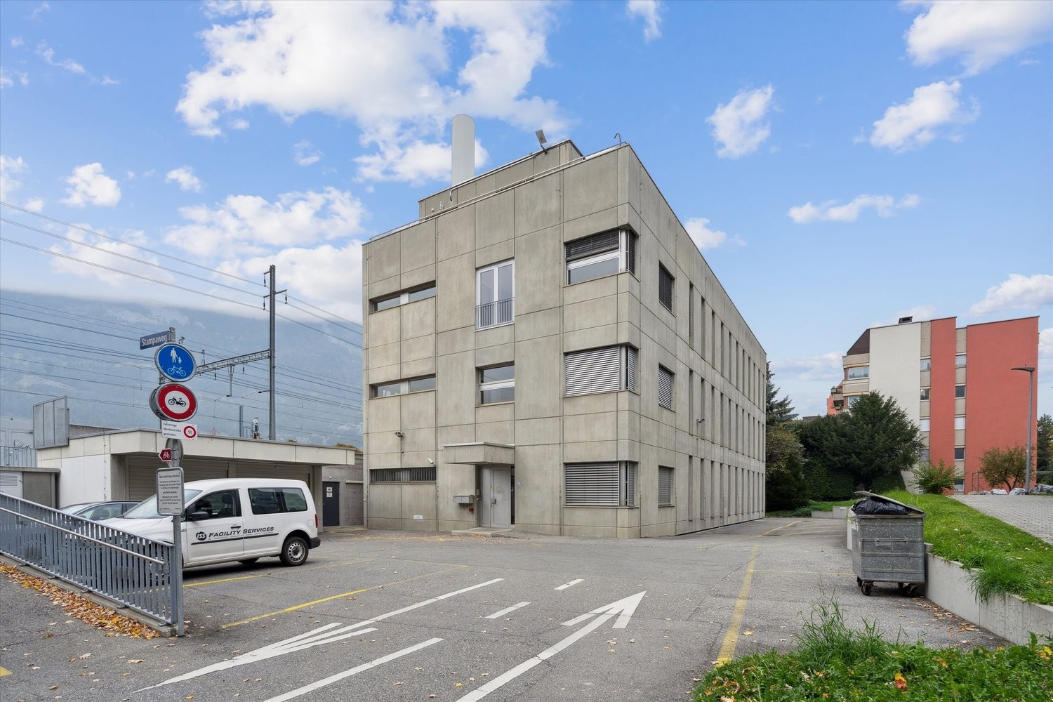 284m² office