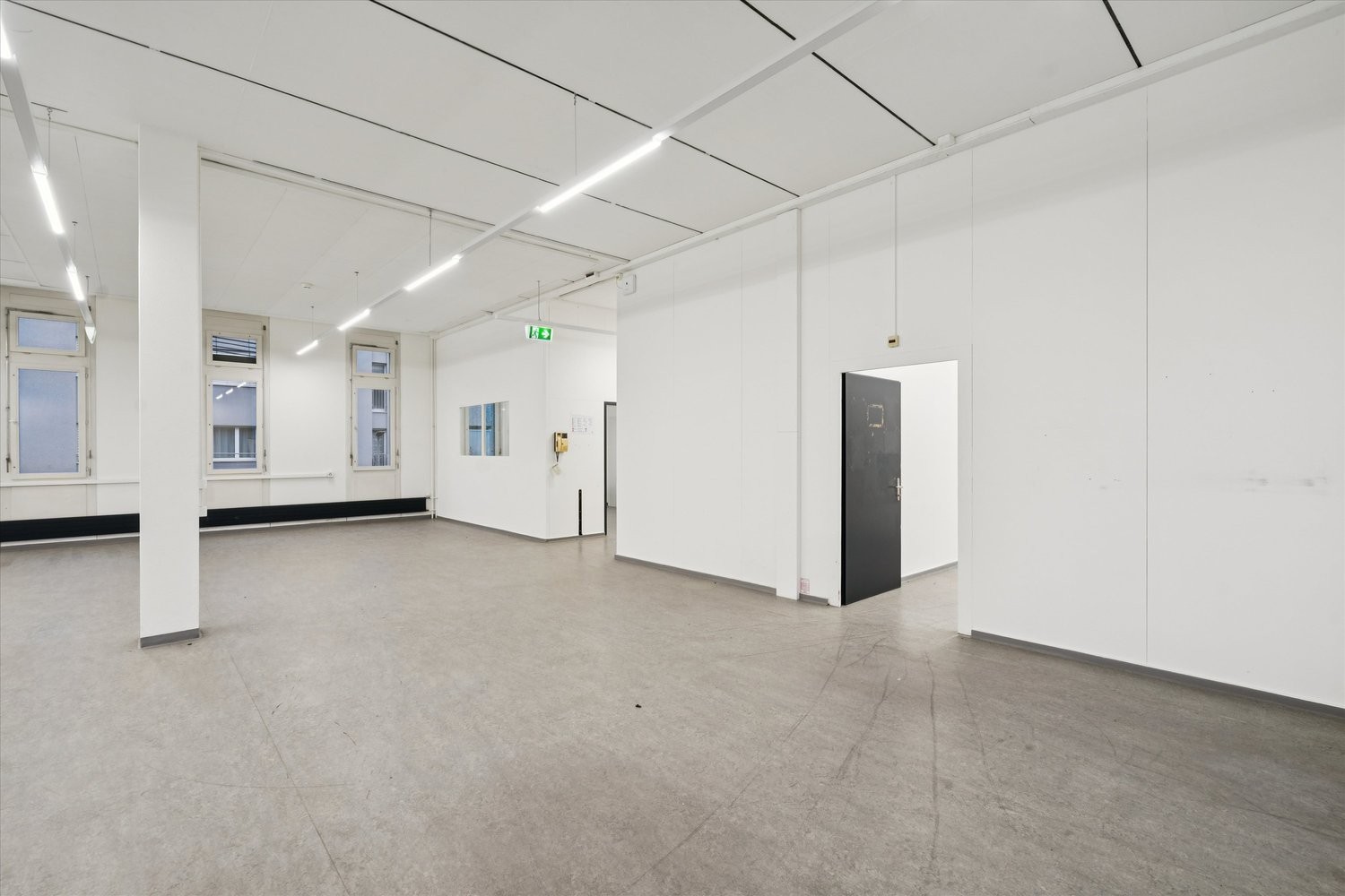 284m² office