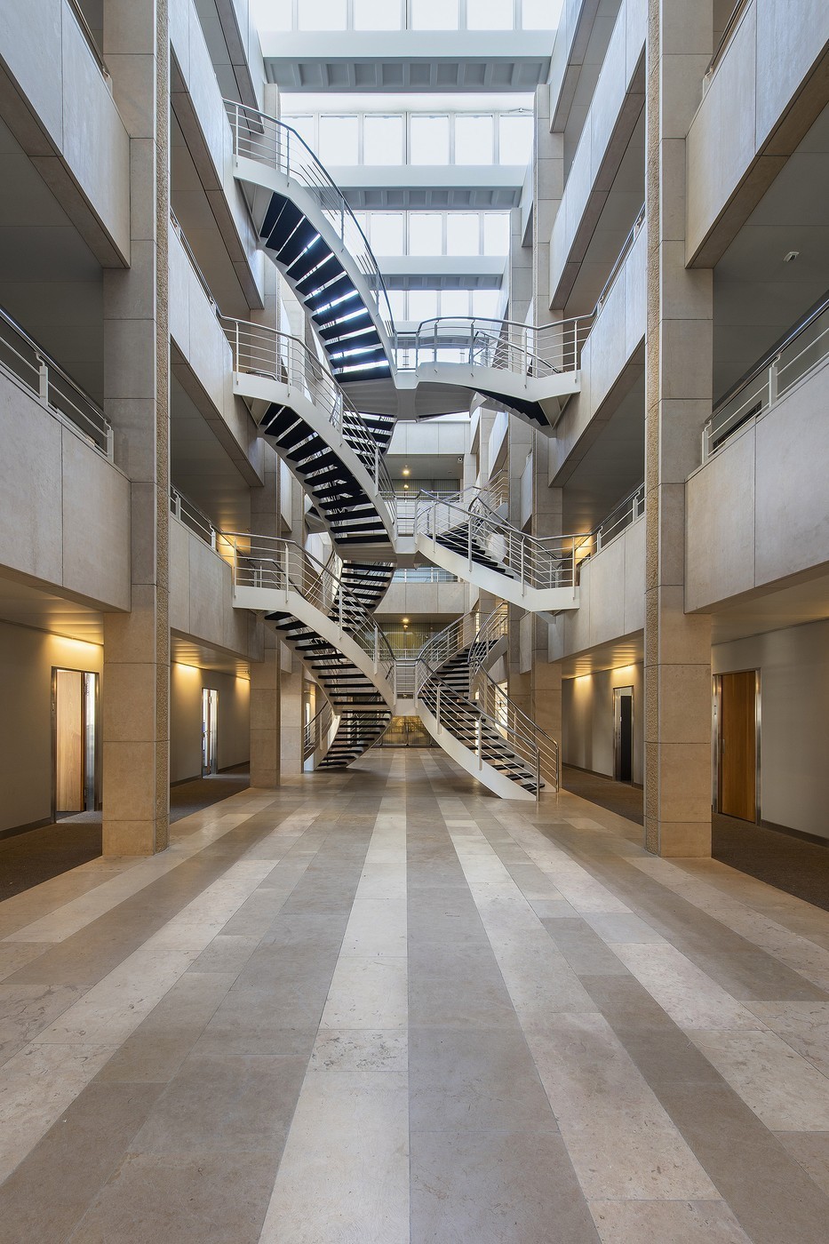 793m² office