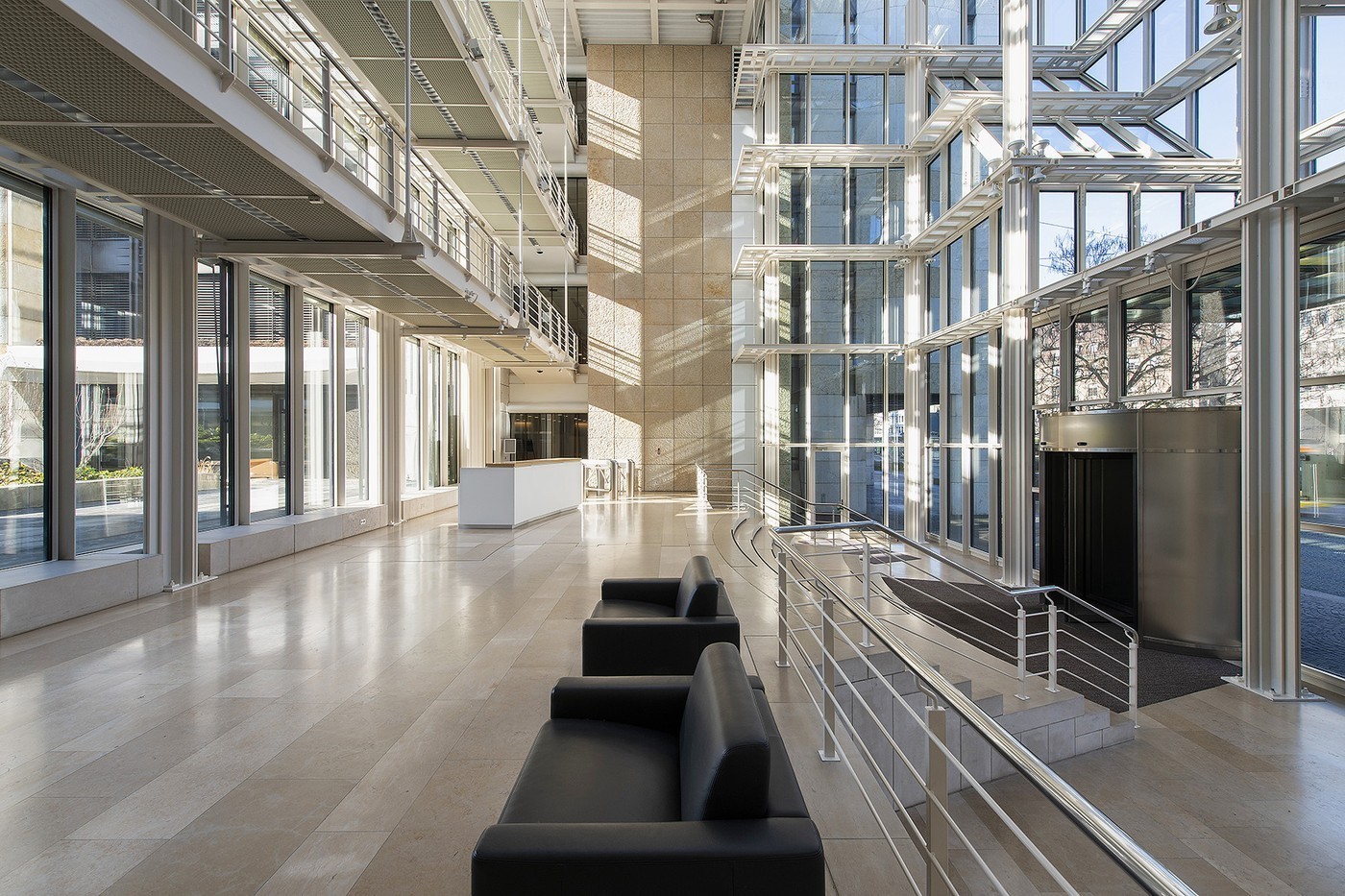 793m² office