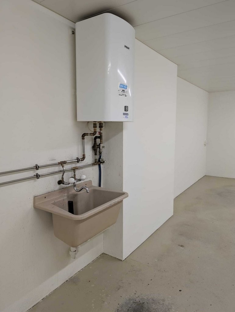 90m² commercial