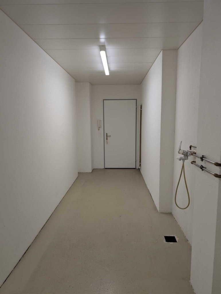 90m² commercial