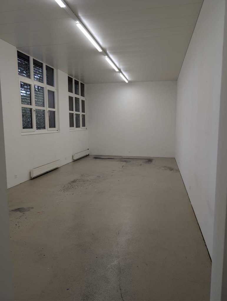 90m² commercial
