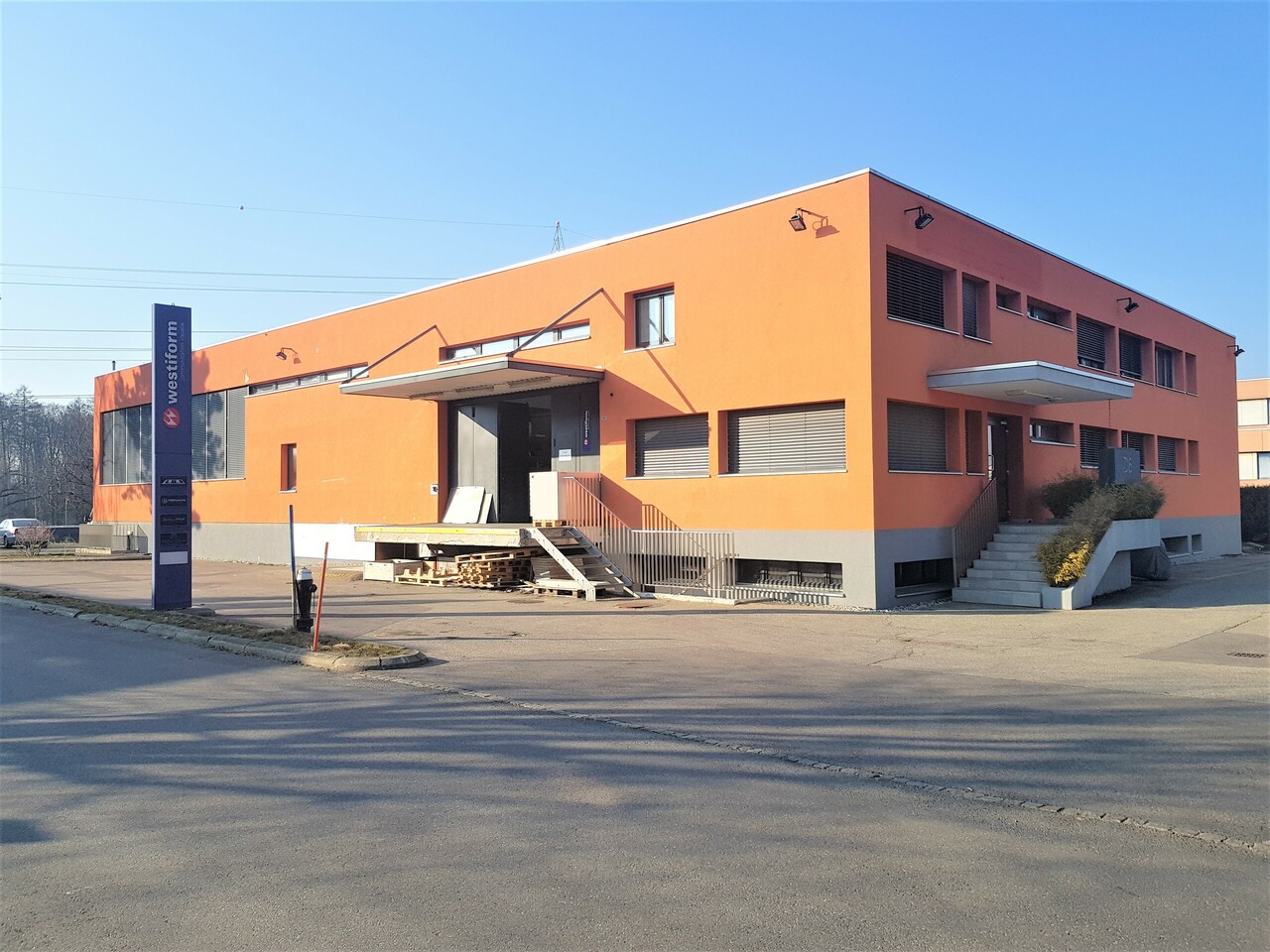 152m² storage room